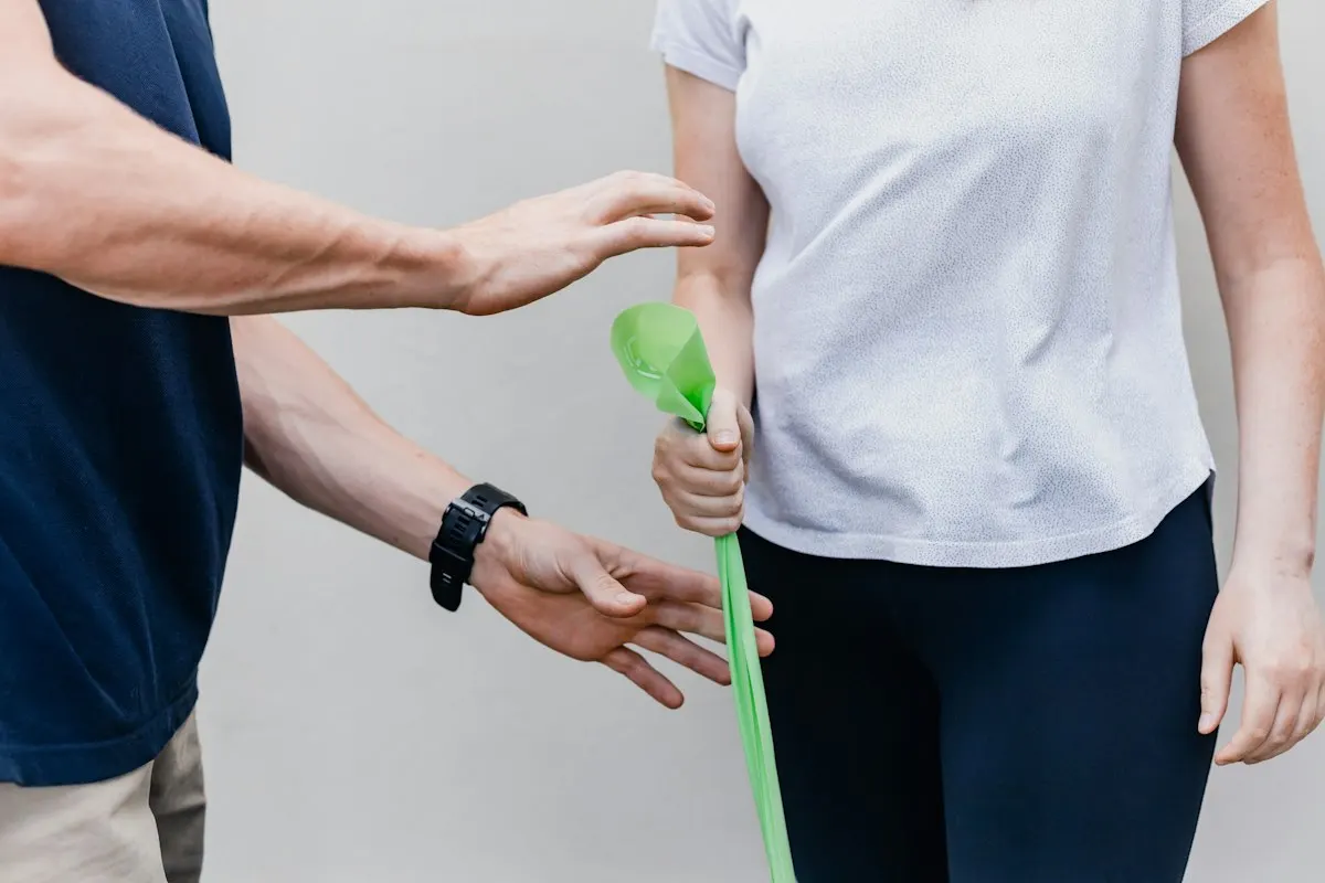 Physiotherapeutische Übung mit einem grünen Widerstandsband