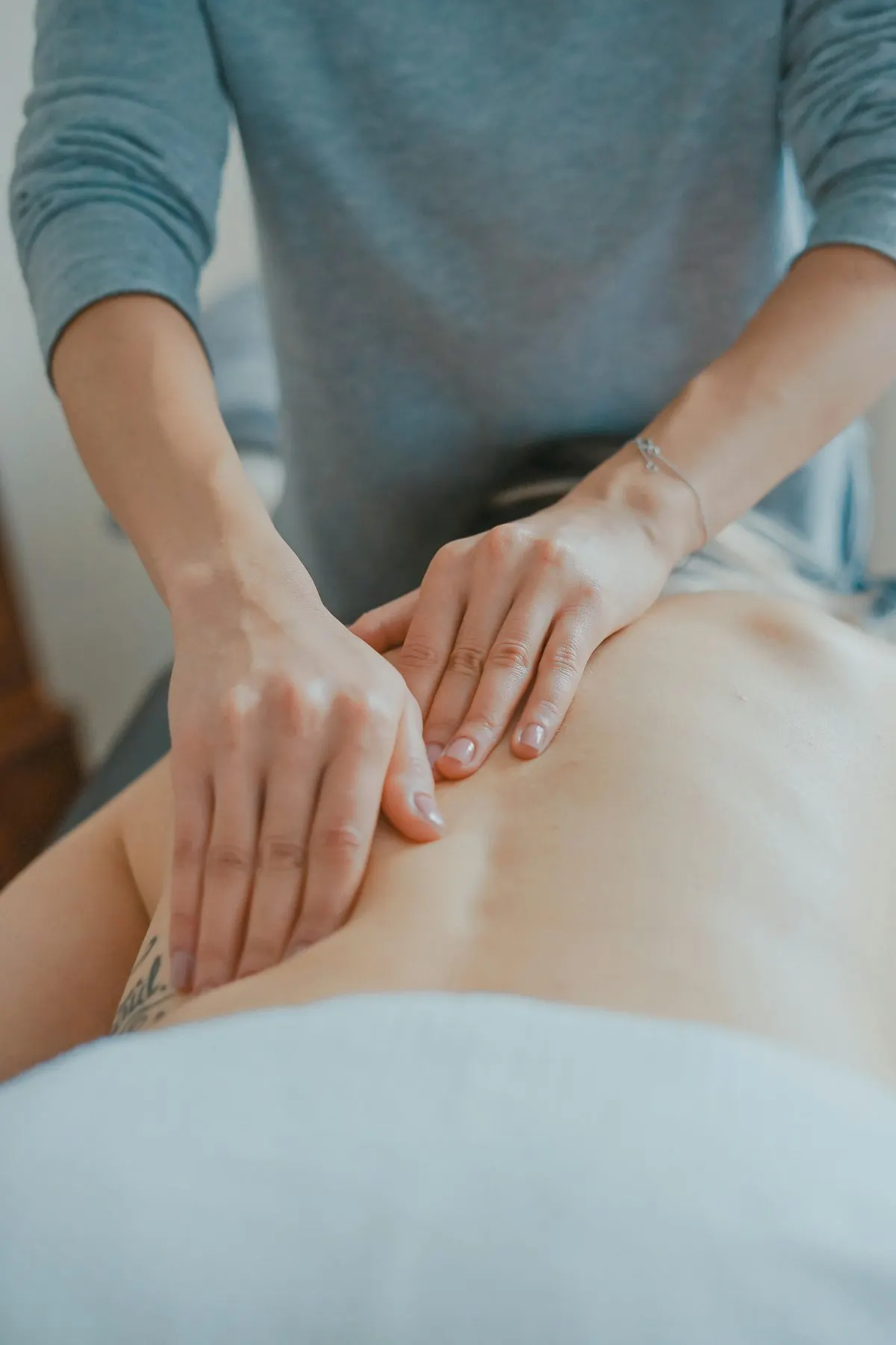 Physiotherapeutische Handgriffe am unteren Rücken